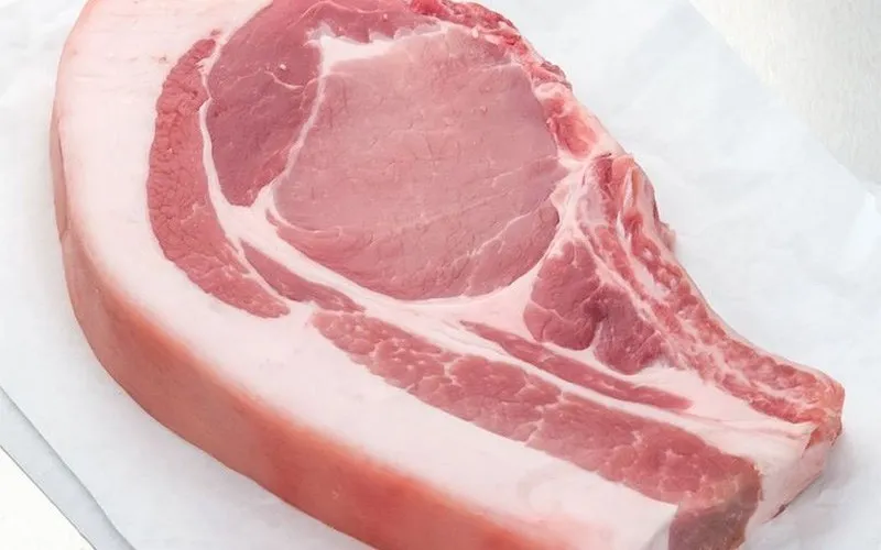 Quan sát lớp mỡ và da dày khi thực hiện cách chọn thịt heo ngon.