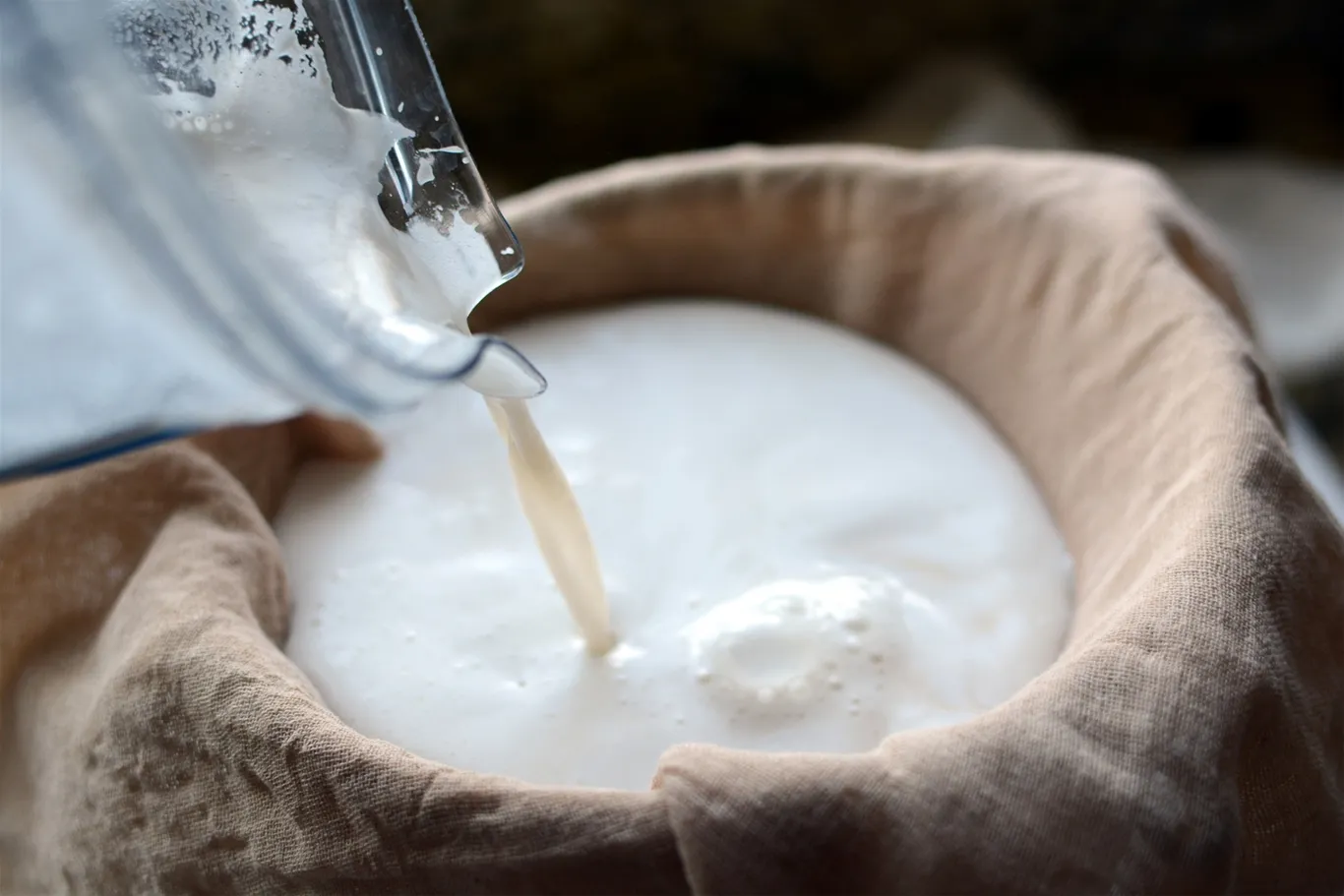 Bạn có thể làm nước cốt dừa tại nhà để hương vị thơm ngon hơn