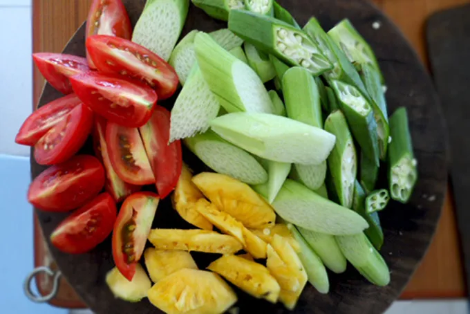 Nguyên Liệu Đặc Trưng Dùng Cho Cách Nấu Canh Cá Dưa Chua Miền Nam Với Cá Lăng