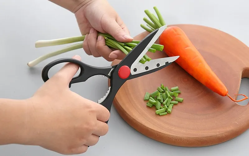 Chuẩn bị kéo để cắt thức ăn