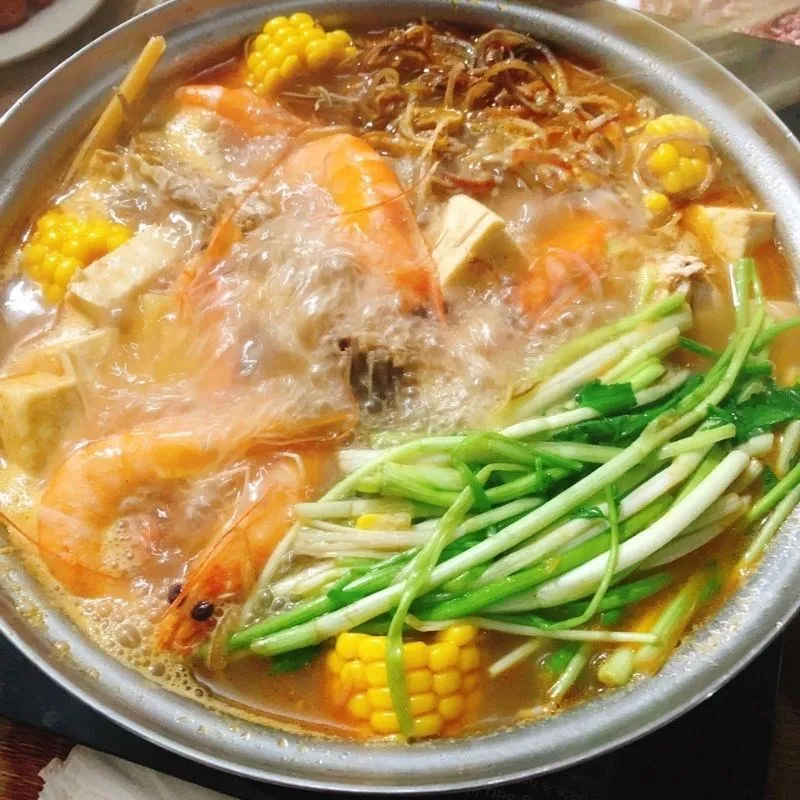 Nồi lẩu Thái nóng hổi sẵn sàng phục vụ các thành viên trong gia đình