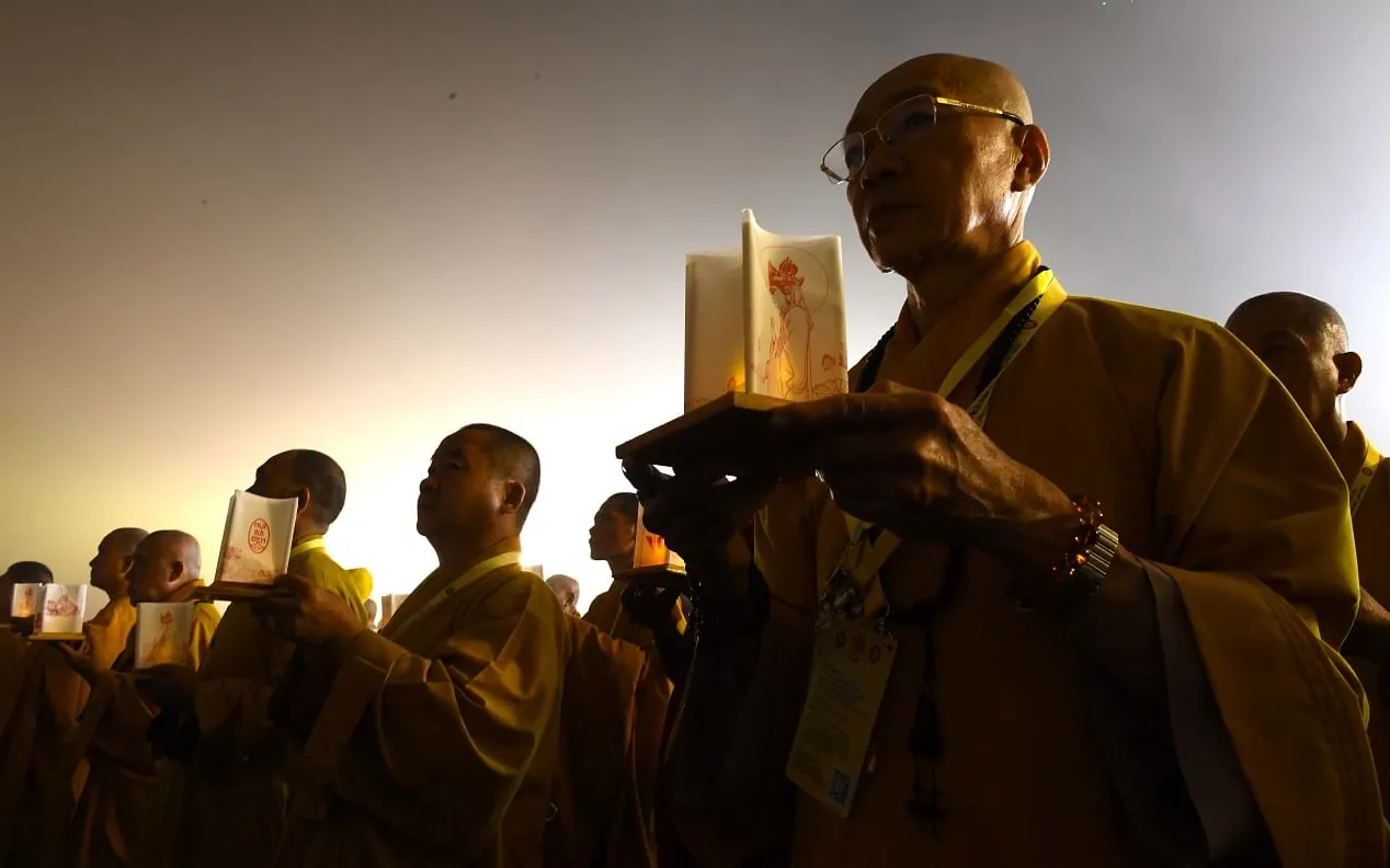 Buổi lễ diễn ra trên ngọn núi thiêng, những lời kinh cầu nguyện thành kính tạo nên năng lượng cộng hưởng, lan tỏa thông điệp hòa bình, đoàn kết và yêu thương