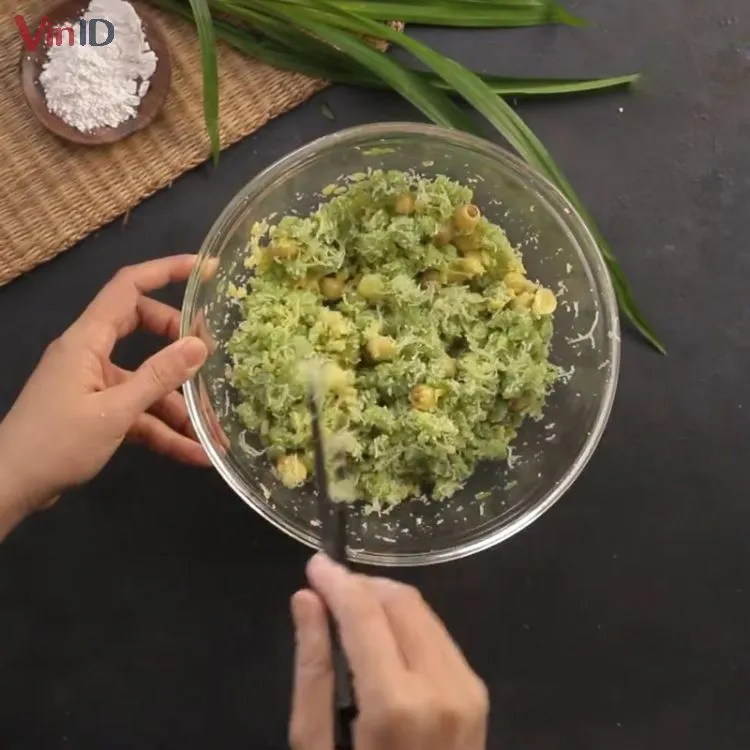 Trộn đều các nguyên liệu cốm và đậu xanh trước khi hấp xôi