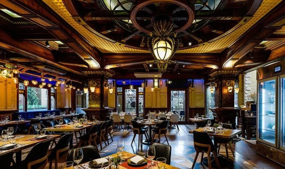 Nhà hàng Ngọc Sương là một trong những thương hiệu hải sản lâu đời và được yêu thích tại Sài Gòn