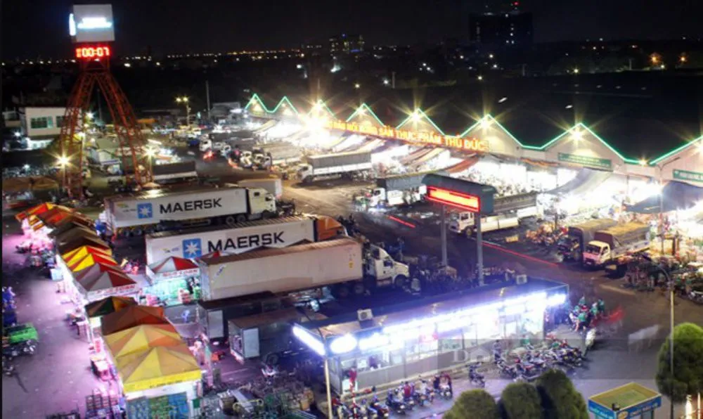 Hoạt động giao thương nhộn nhịp về đêm tại khu vực hải sản và rau củ