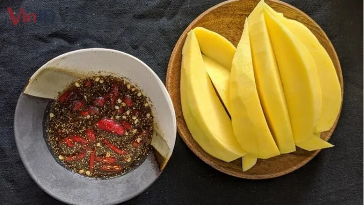 Thành phẩm nước mắm đường sền sệt chấm xoài