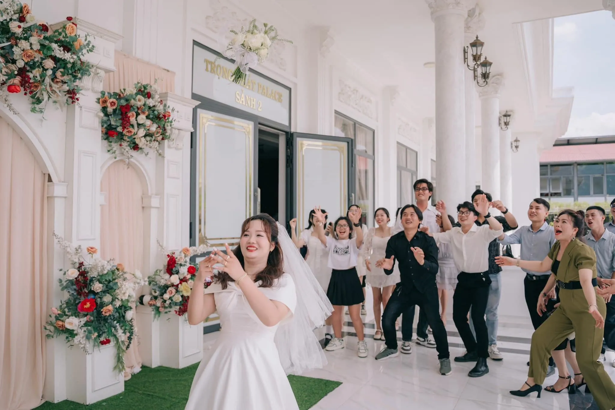 Không gian tiệc cưới được trang trí lộng lẫy với hệ thống ánh sáng hiện đại