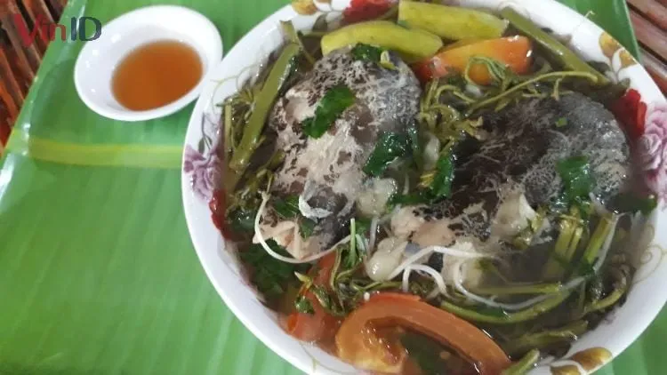 Hương vị đặc trưng của rau nhút hòa quyện trong món canh chua cá hú
