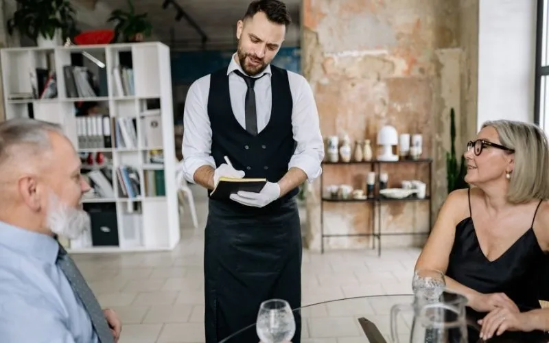 Nhân viên phục vụ cần cung cấp dịch vụ tốt nhất