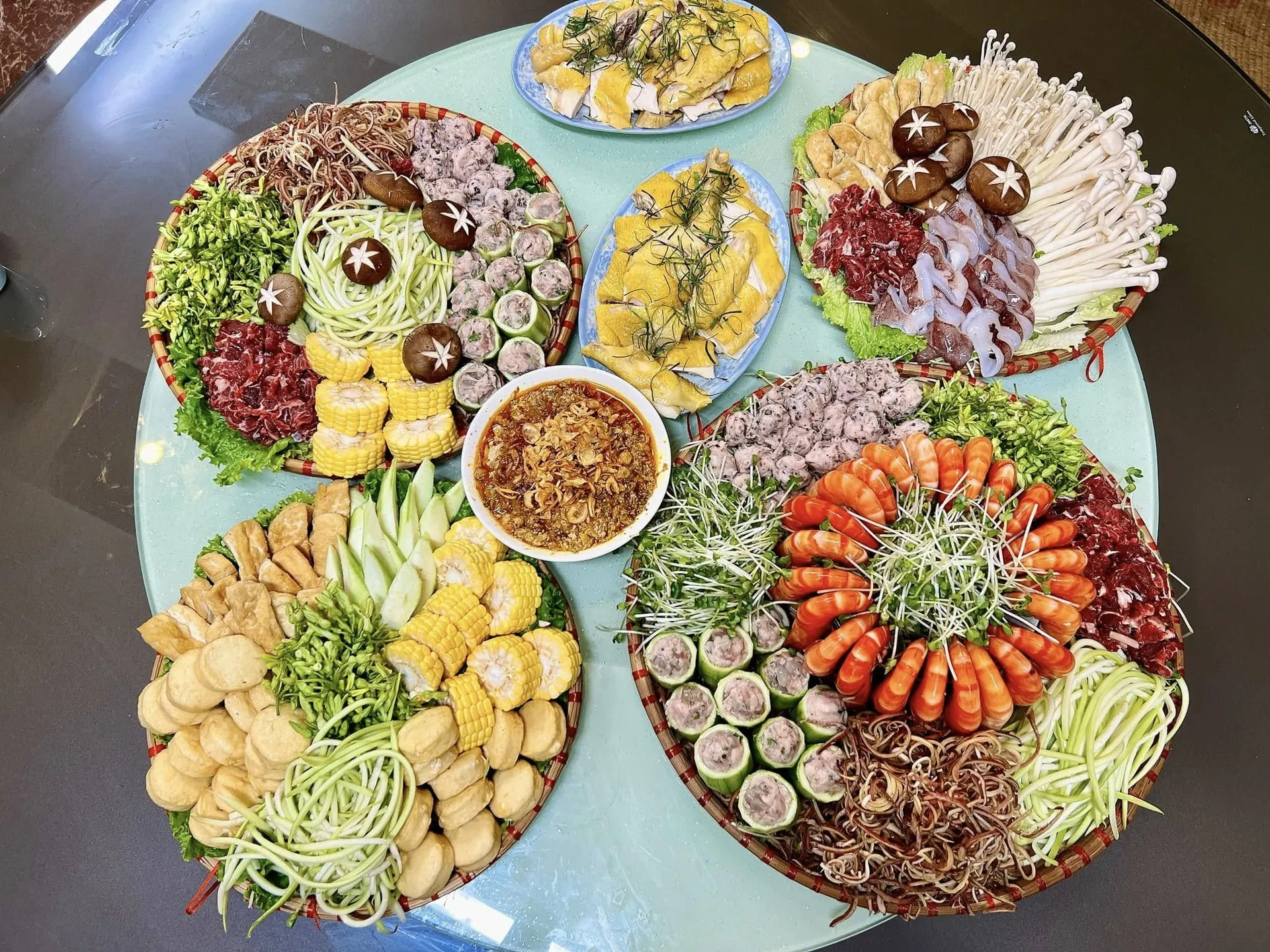 Nồi lẩu cua bầu thành phẩm với màu sắc bắt mắt và hương vị thanh ngọt