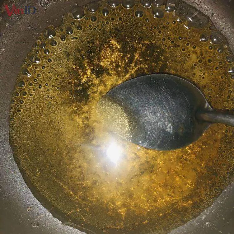 Khuấy đều hỗn hợp nước mắm me trên bếp