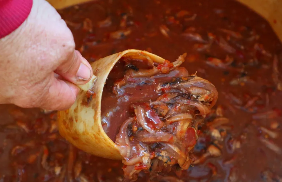 Nước dùng bún bò lên màu đẹp mắt từ dầu điều