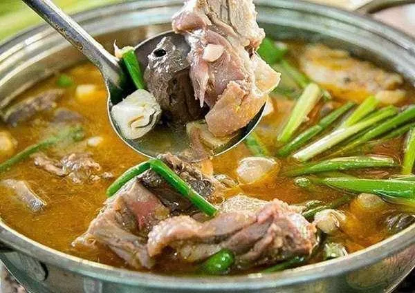 Thịt vịt chín mềm đậm vị hòa quyện cùng nước dùng chao