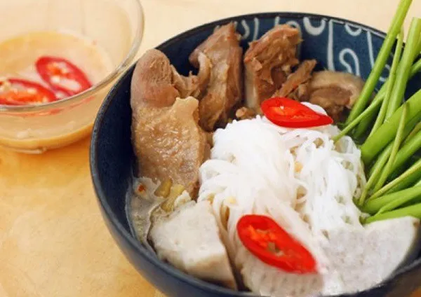 Thưởng thức món vịt nấu chao nóng hổi cùng bún tươi