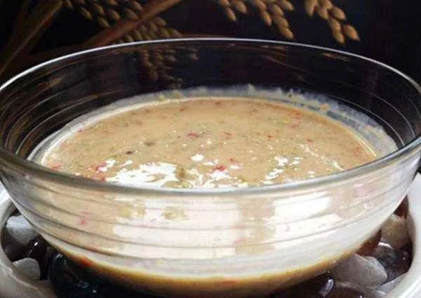 Nước chấm vịt nấu chao đã pha xong với màu sắc hấp dẫn