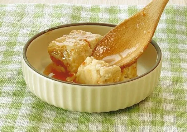 Chấm thịt vịt vào nước chao giúp hương vị món ăn thêm bùng nổ