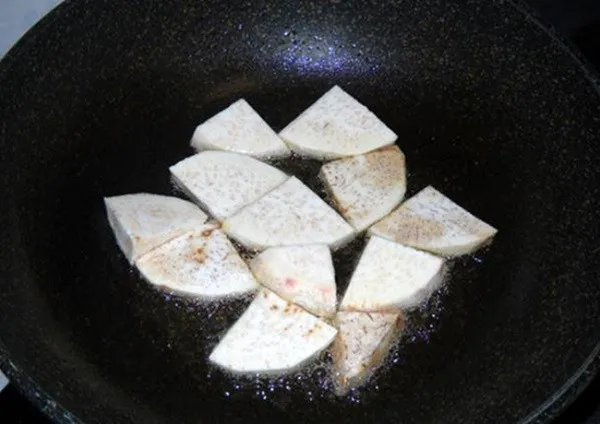 Chiên khoai môn để thêm độ dẻo ngon khi nấu