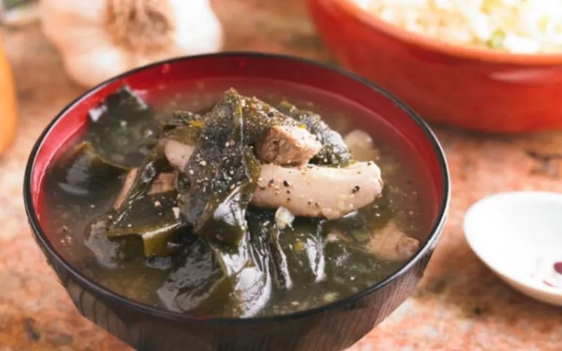 Canh rong biển sườn non giàu dinh dưỡng