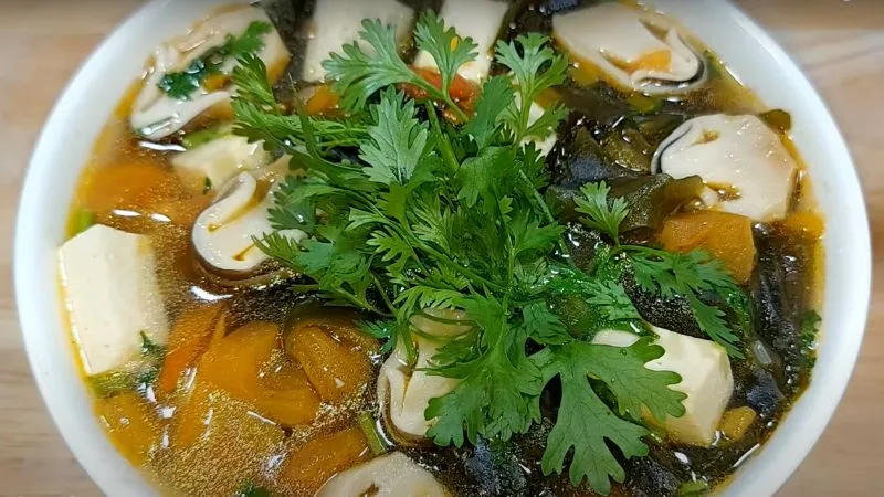 Món canh rong biển cà chua tươi mới