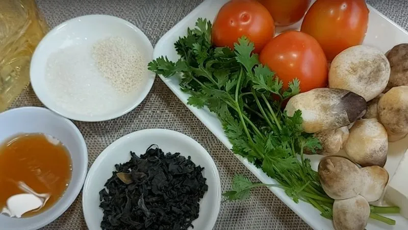 Nguyên liệu cho phiên bản canh rong biển cà chua