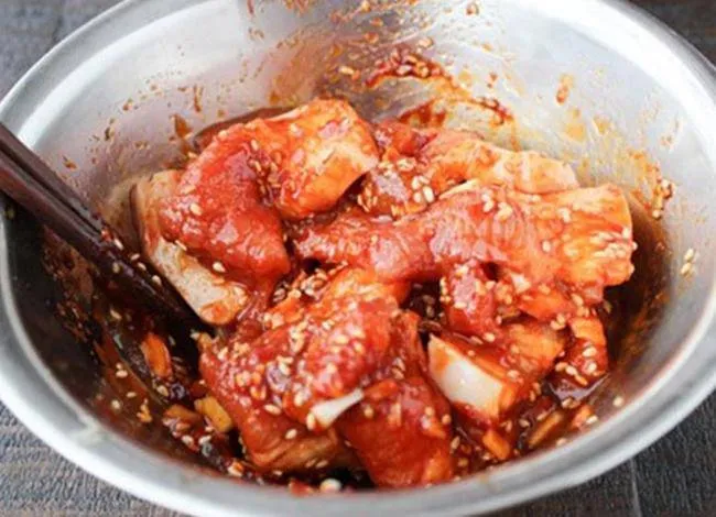 Thịt ba chỉ nướng vàng ruộm với hương vị bún chả đặc trưng