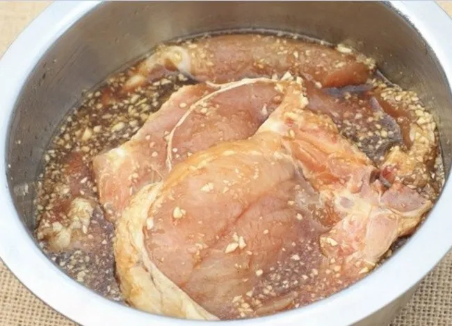 Sườn cốt lết được tẩm ướp kỹ lưỡng với sữa đặc và nước cam