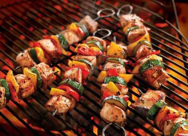 Xiên thịt nướng BBQ rực rỡ sắc màu kèm rau củ
