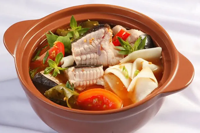 Món Canh Cá Lăng Nấu Dọc Mùng Chua Dịu Theo Phong Cách Ẩm Thực Nam Bộ