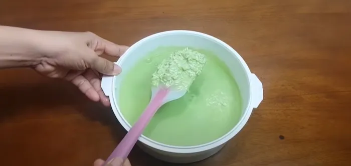 Trộn gạo nếp đã ngâm cùng nước cốt dừa và các gia vị chuẩn bị nấu xôi bằng nồi cơm điện