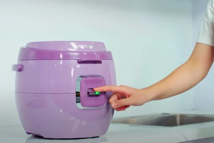 Thao tác đơn giản với nút gạt trên nồi nấu lẩu bằng điện cơ truyền thống.