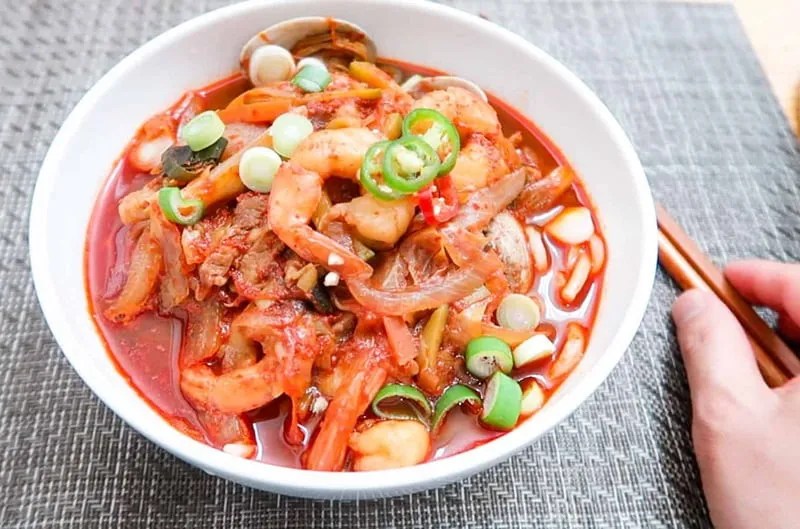 Mì hải sản cay được ưa chuộng ở cả Hàn Quốc và Việt Nam