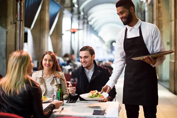 Phân tích thu nhập thực tế và các khoản phúc lợi hấp dẫn trong ngành dịch vụ 2026