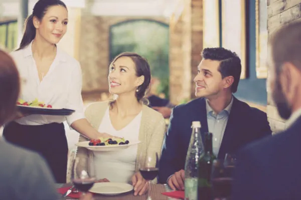 Vị trí nhân viên phục vụ là nền tảng quan trọng cho mọi sự thăng tiến trong ngành F&B