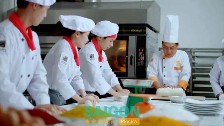 Giảng viên tại trung tâm dạy nấu ăn TPHCM Hướng Nghiệp Á Âu