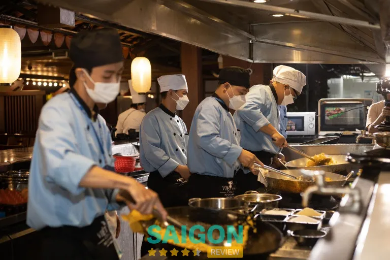 Học viên thực hành tại trung tâm dạy nấu ăn TPHCM Việt Giao