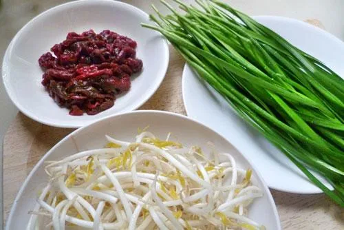 chuẩn bị nguyên liệu bò xào giá hẹ