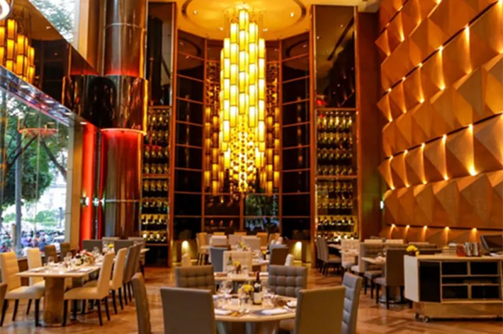 Quầy buffet hải sản với tôm hùm, cua Alaska, hàu trên băng đá