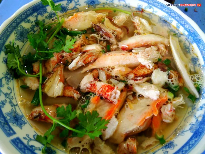 Bánh canh ghẹ Anh Vy với càng ghẹ tươi ngon