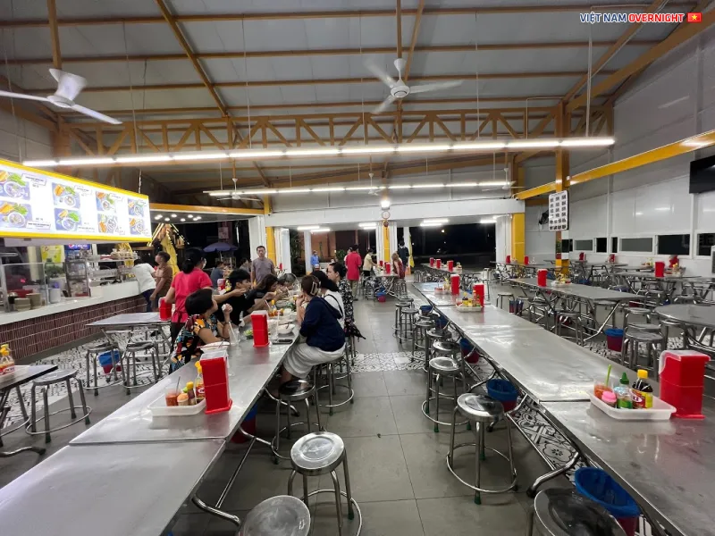 Bánh canh Long Hương với nước dùng ngọt thanh