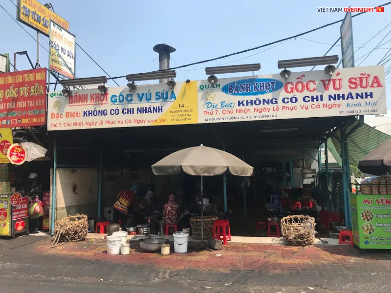 Bánh khọt Góc Vũ Sữa với nhân tôm tươi