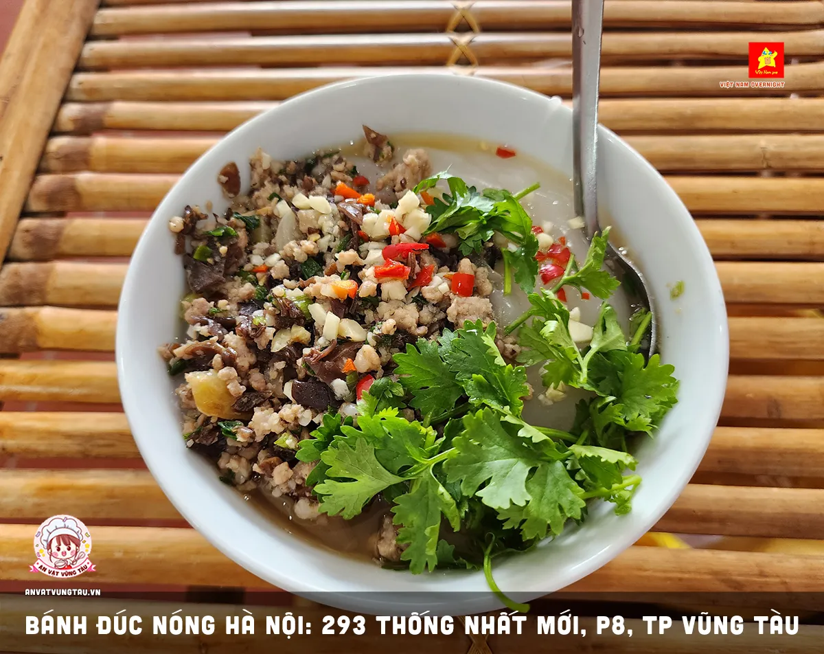 Bánh đúc nóng Hà Nội đầy đặn topping