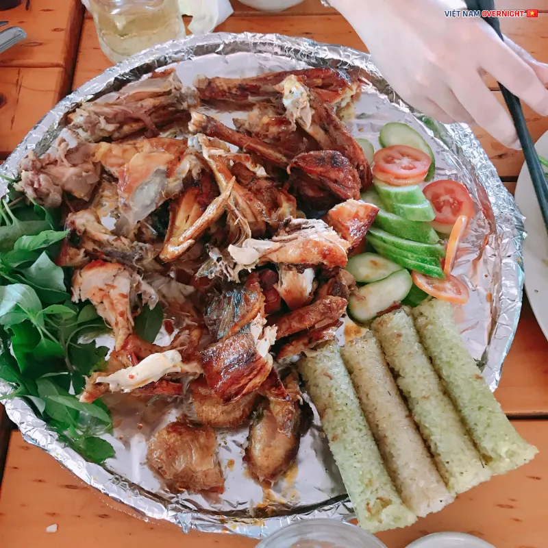 Gà nướng Long Sơn với màu vàng ươm hấp dẫn