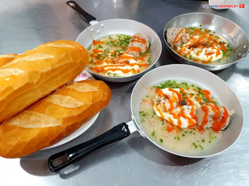 Bánh mì xíu mại Hằng Quyên độc đáo