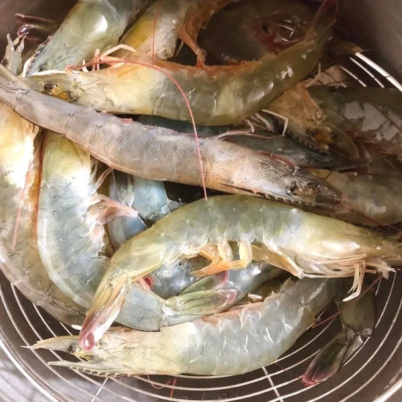 Cách rút chỉ đen trên lưng tôm và làm sạch hải sản nhanh chóng