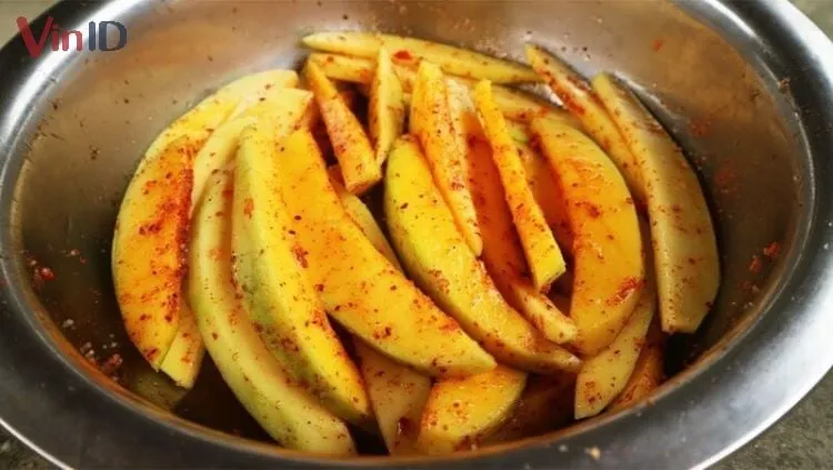 Xoài trộn với nước chấm muối tôm sau khi hoàn thành