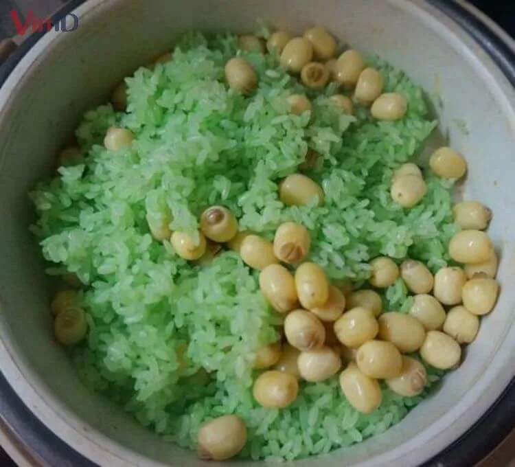 Hấp xôi lá dứa hạt sen để chín đều và thơm ngon