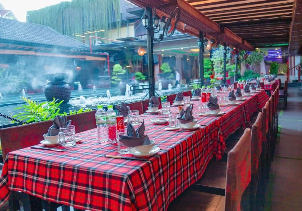 Không gian thoáng mát và gần gũi của nhà hàng Nam Bộ