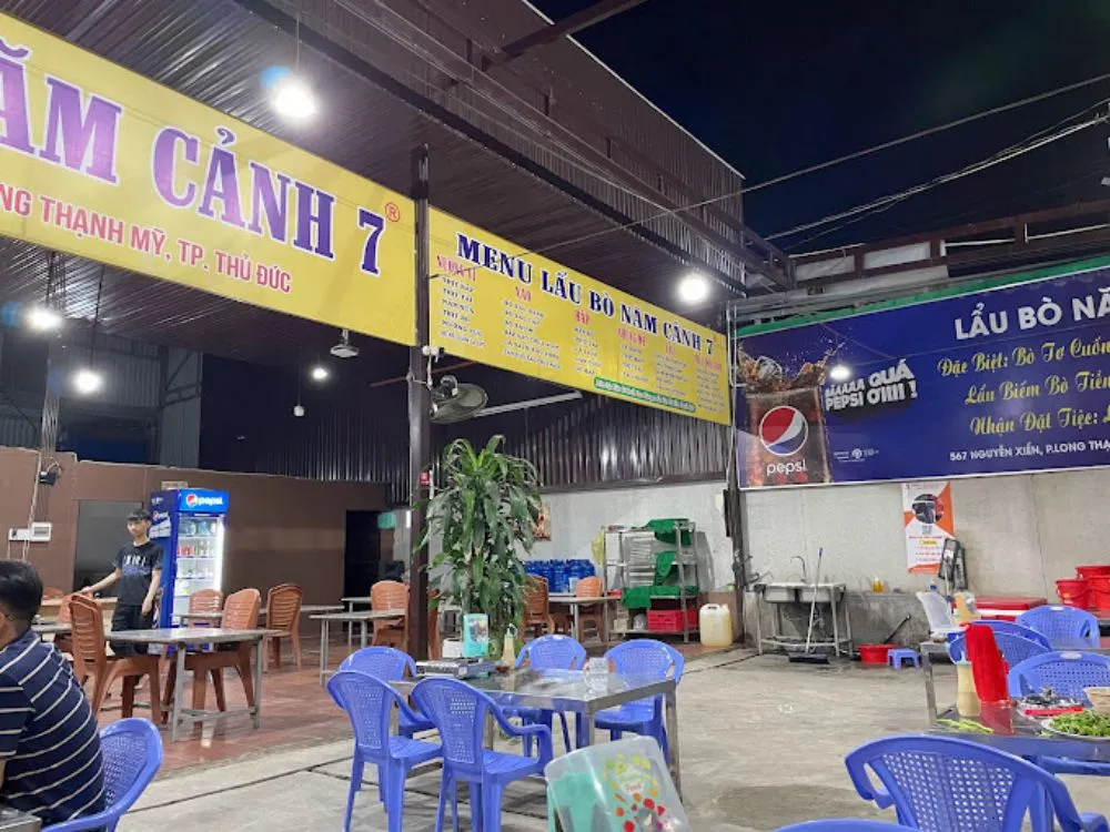 Nồi lẩu bò nghi ngút khói tại Năm Cảnh