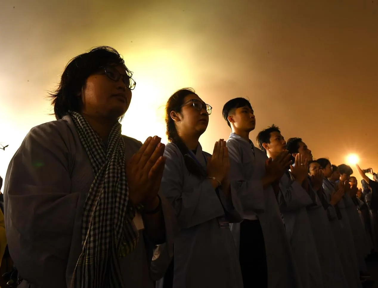 Đông đảo Phật tử cùng thành kính cầu nguyện về một thế giới hòa bình, an lạc