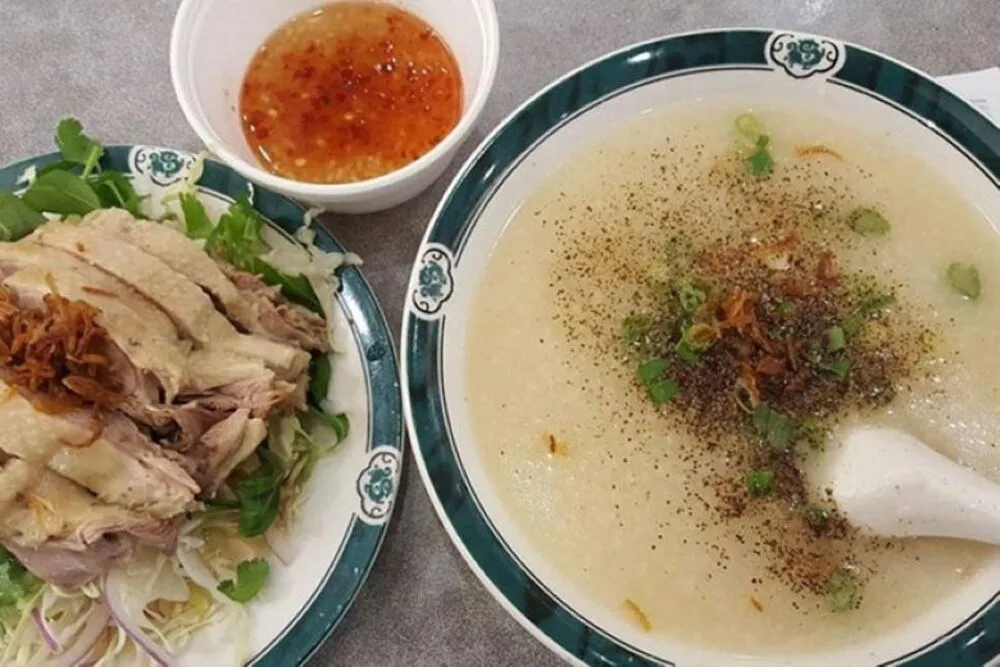 Cháo vịt Mạnh Hói thơm ngon vào đêm khuya